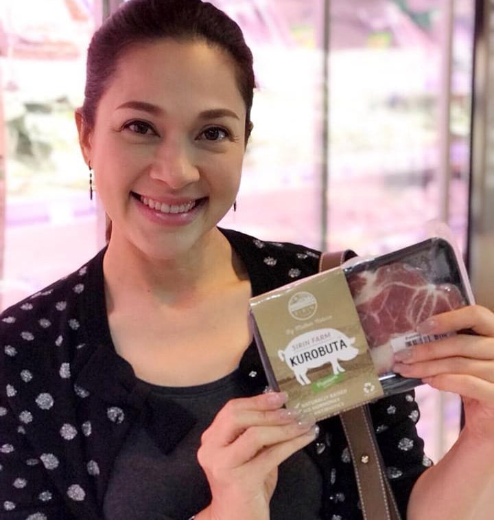 แหม่ม คัทลียา holds a package of Sirin Farm organic Kurobuta pork